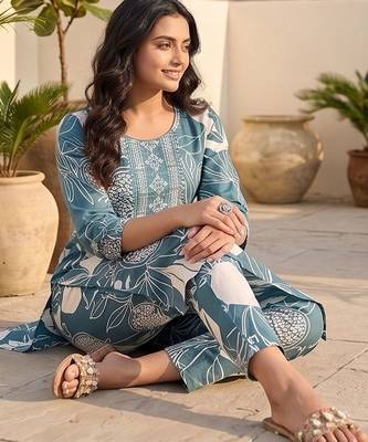 Women Floral Printed Regular Kurta with Trousers 2