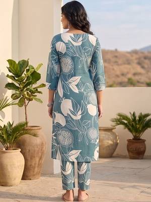 Women Floral Printed Regular Kurta with Trousers 3