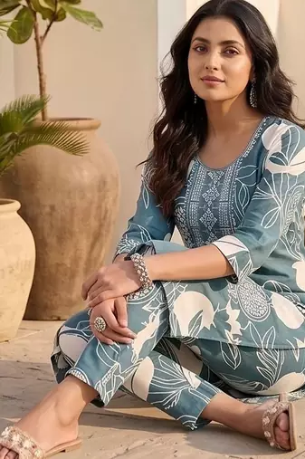 Women Floral Printed Regular Kurta with Trousers