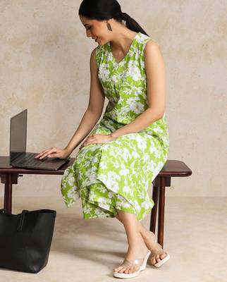 Women Floral Printed Regular Pure Cotton Kurta with Trousers 1