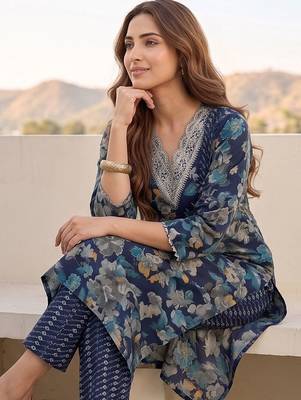 Women Floral Printed Regular Thread Work Kurta with Trousers & With Dupatta 3