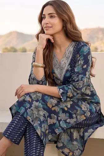 Women Floral Printed Regular Thread Work Kurta with Trousers & With Dupatta
