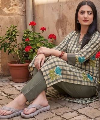 Women Regular Thread Work Kurta with Trousers 1