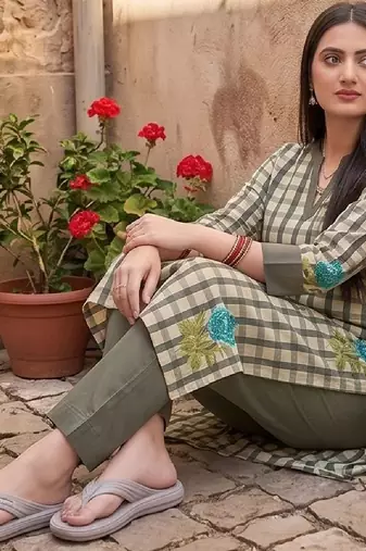 Women Regular Thread Work Kurta with Trousers