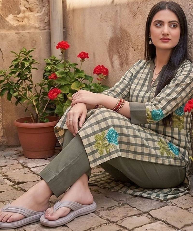 Women Regular Thread Work Kurta with Trousers