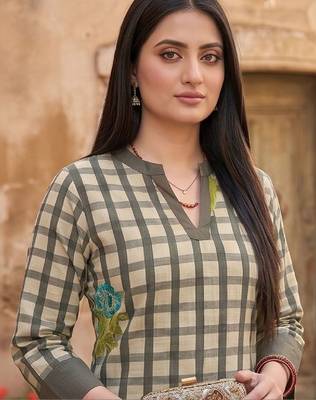 Women Regular Thread Work Kurta with Trousers 3
