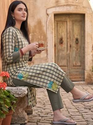 Women Regular Thread Work Kurta with Trousers 5