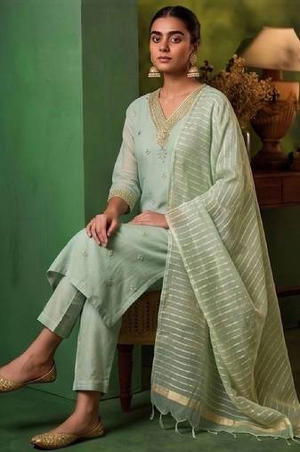 Women Ethnic Motifs Embroidered Regular Thread Work Kurta with Trousers & With Dupatta