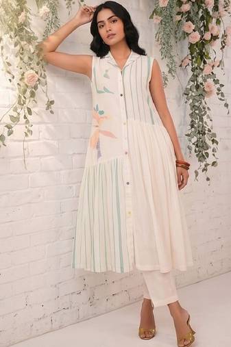Women Floral Printed Empire Kurta with Trousers