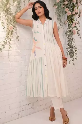 Women Floral Printed Empire Kurta with Trousers