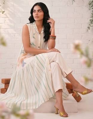 Women Floral Printed Empire Kurta with Trousers 2