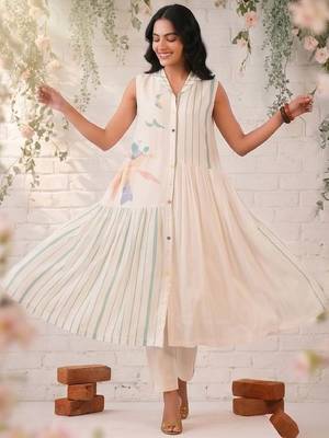 Women Floral Printed Empire Kurta with Trousers 3