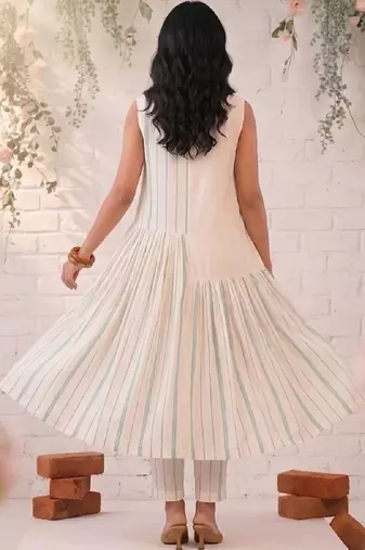 Women Floral Printed Empire Kurta with Trousers