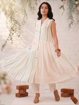 Women Floral Printed Empire Kurta with Trousers 6