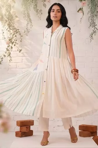 Women Floral Printed Empire Kurta with Trousers