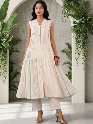 Women Printed Tiered Kurta with Trousers 1