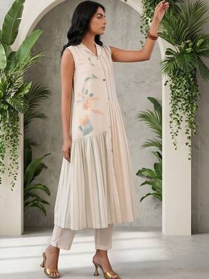 Women Printed Tiered Kurta with Trousers 2
