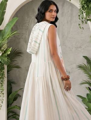 Women Printed Tiered Kurta with Trousers 4