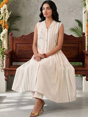 Women Printed Tiered Kurta with Trousers 5