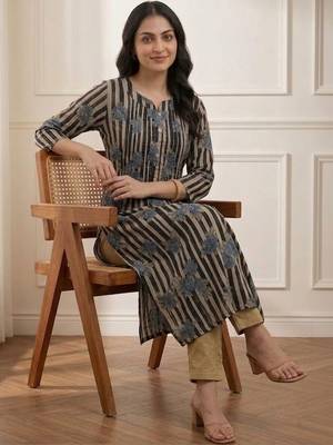 Women Printed Regular Kurta with Trousers 1