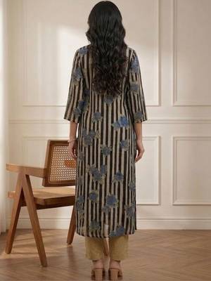 Women Printed Regular Kurta with Trousers 4