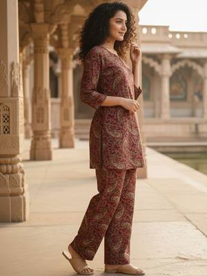 Women Paisley Printed Regular Kurta with Trousers 4
