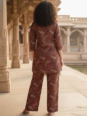 Women Paisley Printed Regular Kurta with Trousers 5
