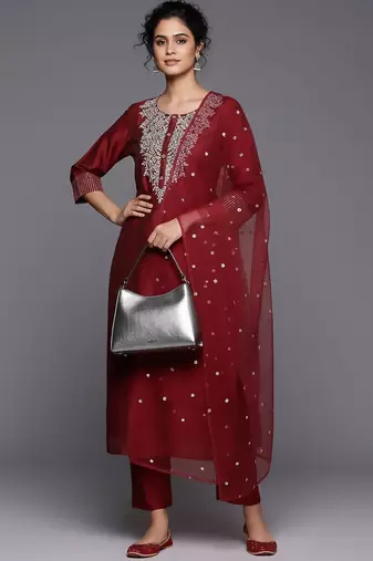 Women Floral Embroidered Regular Chanderi Silk Kurta with Trousers & With Dupatta