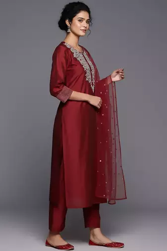 Women Floral Embroidered Regular Chanderi Silk Kurta with Trousers & With Dupatta
