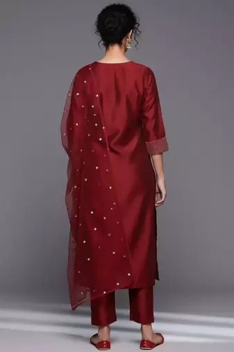 Women Floral Embroidered Regular Chanderi Silk Kurta with Trousers & With Dupatta