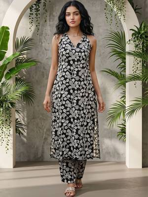 Women Floral Printed Regular Kurta with Trousers 2