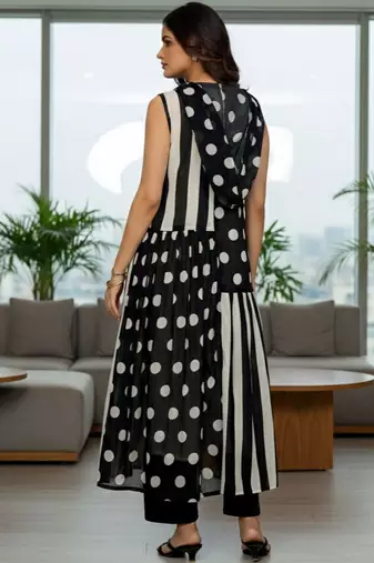 Women Printed Regular Kurta with Trousers
