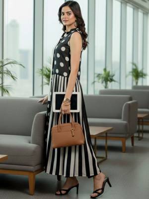 Women Printed Regular Kurta with Trousers 6