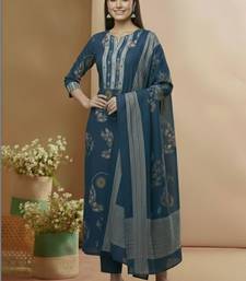 Women Floral Printed Regular Kurta with Trousers & With Dupatta
