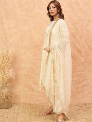 Women Self Design Kurta with Pyjama & Dupatta 4