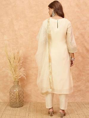 Women Self Design Kurta with Pyjama & Dupatta 5