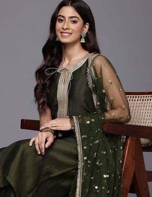 Women Yoke Design Sequinned Kurta with Trousers & Dupatta 2