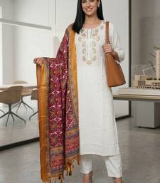 Women Embroidered Regular Thread Work Kurta with Trousers & With Dupatta