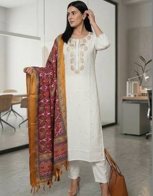 Women Embroidered Regular Thread Work Kurta with Trousers & With Dupatta 3