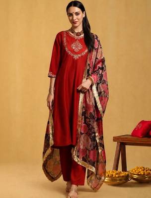 Women Floral Embroidered Regular Kurta with Trousers & With Dupatta Kurta Sets 1