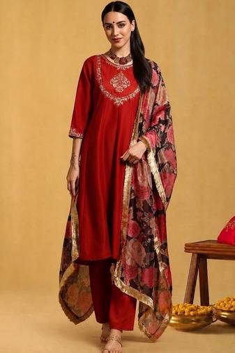 Women Floral Embroidered Regular Kurta with Trousers & With Dupatta Kurta Sets