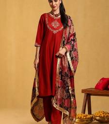 Women Floral Embroidered Regular Kurta with Trousers & With Dupatta Kurta Sets