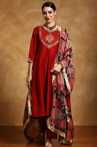Women Floral Embroidered Regular Kurta with Trousers & With Dupatta Kurta Sets