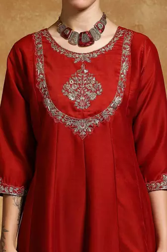 Women Floral Embroidered Regular Kurta with Trousers & With Dupatta Kurta Sets