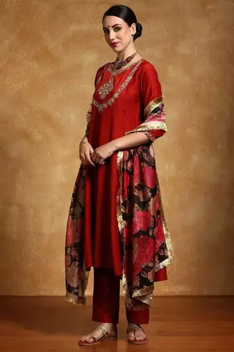Women Floral Embroidered Regular Kurta with Trousers & With Dupatta Kurta Sets