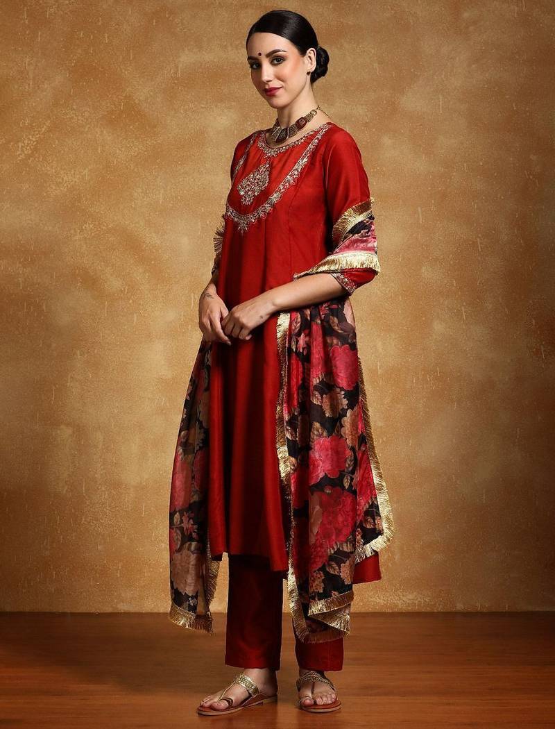 Women Floral Embroidered Regular Kurta with Trousers & With Dupatta Kurta Sets