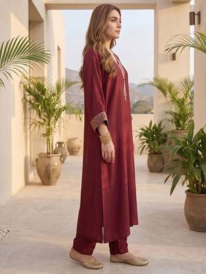 Women Ethnic Motifs Embroidered Regular Thread Work Kurta with Trousers 3
