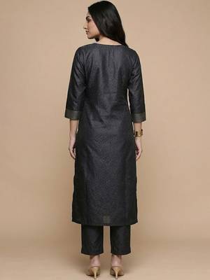Women Regular Thread Work Kurta with Trousers 3