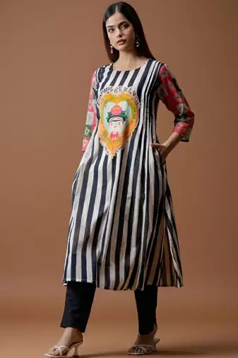 Women Printed Regular Kurta with Trousers