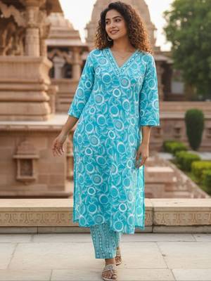 Women Floral Printed Regular Kurta with Trousers & With Dupatta 1